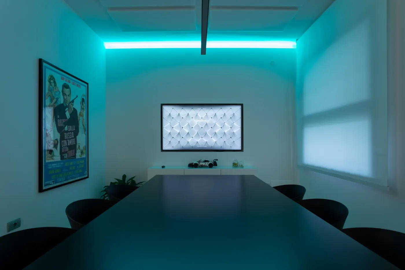 La sala riunioni di ROUND con le luci teal