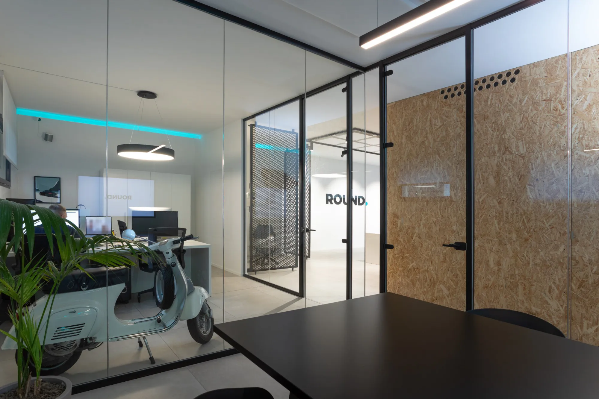 Lo studio di ROUND studio a Montebelluna, con le postazioni dietro le vetrate